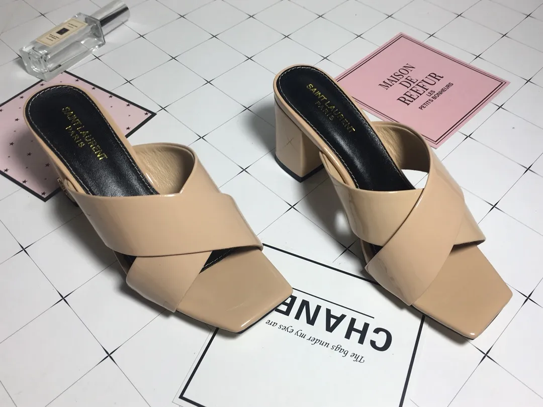 👟👟Ex-factory price 340👟👟 Genuine leather base +40 7CM heel cow patent leather series. 2018 Saint Laurent YSL’s strongest new cross-strap slippers are available in two heel heights. They are 7CM and 9CM respectively. The fabric is made of cowhide. The lining is made of first-layer sheepskin. Size: 34-41 (size 42 can be customized). It is very stable when walking and does not lose its heel.